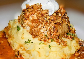 Plněný měšec z kuřecího masa s opraženými mandlemi