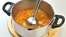 Polévka s krabími tyčinkami