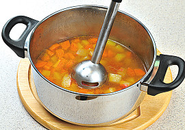 Polévka s krabími tyčinkami