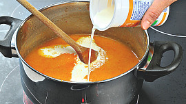 Polévka s krabími tyčinkami