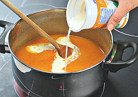 Polévka s krabími tyčinkami