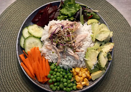 Trhané kuřecí maso s rýži a zeleninovou oblohou