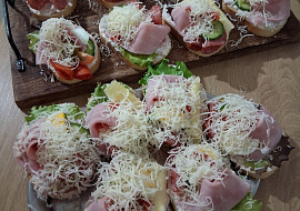 Chlebíčky s pomazánkou a šunkou