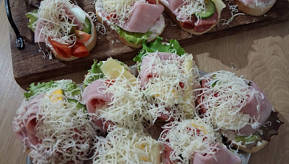 Chlebíčky s pomazánkou a šunkou