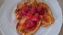 Dezert z veky s jahodami