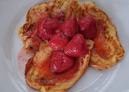 Dezert z veky s jahodami