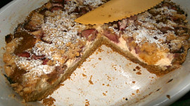 Drobenkový koláč s tvarohem a ovocem