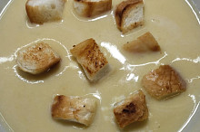 S krutónkami. príjemná, rýchlo hotová polievka.