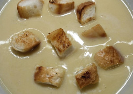 Krémová polévka s červenou čočkou (S krutónkami. príjemná, rýchlo hotová polievka.)