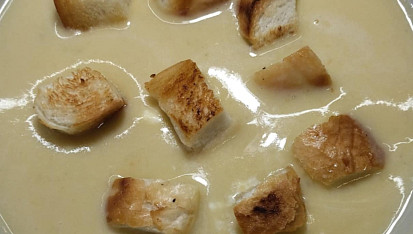 Krémová polévka s červenou čočkou, S krutónkami. príjemná, rýchlo hotová polievka.