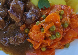 Omáčka z vepřového masa s hráškem a mrkví