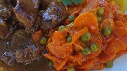 Omáčka z vepřového masa s hráškem a mrkví