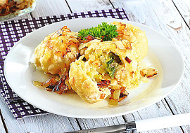 Plněné bramborové knedlíky s kapustou