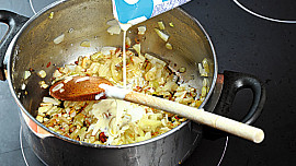 Plněné bramborové knedlíky s kapustou