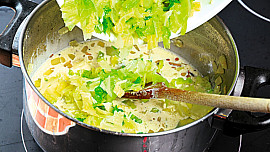 Plněné bramborové knedlíky s kapustou