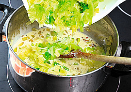 Plněné bramborové knedlíky s kapustou