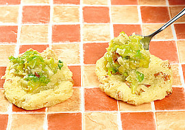 Plněné bramborové knedlíky s kapustou