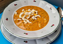 Polévka z paprikových lusků s bramborami a vejci