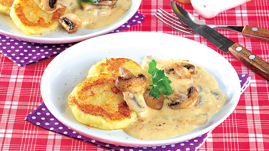 Škubánkové placky se žampionovou omáčkou