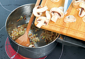 Škubánkové placky se žampionovou omáčkou