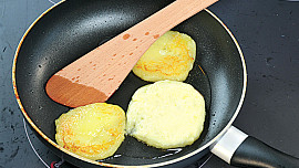 Škubánkové placky se žampionovou omáčkou