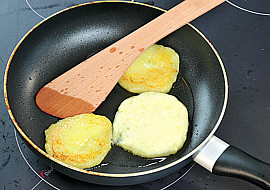 Škubánkové placky se žampionovou omáčkou