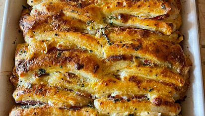 Trhací chléb se sýrem a slaninou