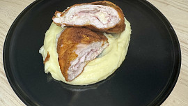 Smažená kuřecí kapsa se šunkou a sýrem - Cordon Bleu