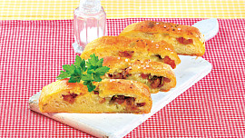 Bramborový závin se škvarky a cibulí