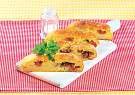 Bramborový závin se škvarky a cibulí