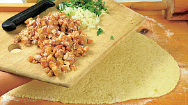 Bramborový závin se škvarky a cibulí