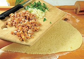 Bramborový závin se škvarky a cibulí