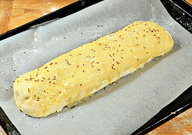 Bramborový závin se škvarky a cibulí