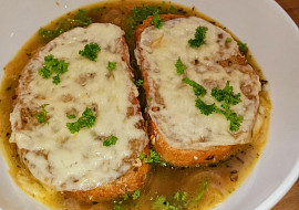 Francouzská cibulačka s tousty