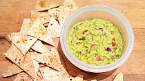 Guacamole s domácími nachos