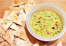 Guacamole s domácími nachos