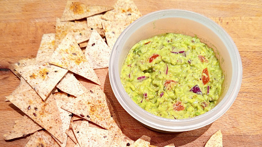 Guacamole s domácími nachos