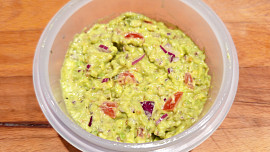 Guacamole s domácími nachos