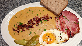 Hrachová kaše s uzenou krkovičkou