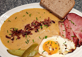 Hrachová kaše s uzenou krkovičkou (S uzenou krkovici a kouskem bůčku)