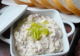 Jednoduchá a rychlá šunková či salámová pomazánka ze tří surovin (Místo jarní cibulky pórek.)