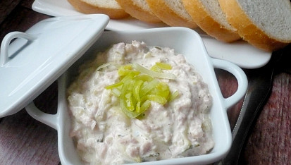 Jednoduchá a rychlá šunková či salámová pomazánka ze tří surovin, Místo jarní cibulky pórek.