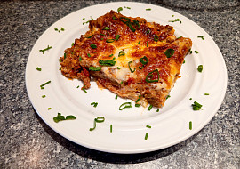 Lasagne bolognese se sýrovým bešamelem