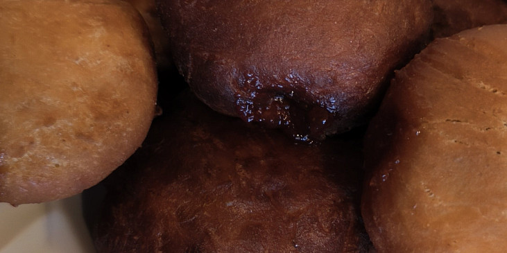 Maminčiny koblihy (Naplnila jsem dovnitř trezirovaci trubičkou)