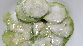 Okurkový salát s jogurtem