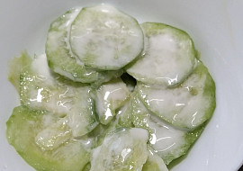 Okurkový salát s jogurtem