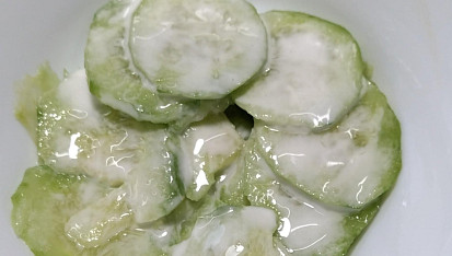 Okurkový salát s jogurtem