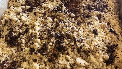 Ovocná buchta s drobenkou, Buchta je s mangem A drobenku jsem posypala rozmixovanýma sušenýma malinamia s moruši