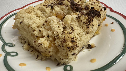 Ovocná buchta s drobenkou, Buchta je s mangem A drobenku jsem posypala rozmixovanýma sušenýma malinamia s moruši