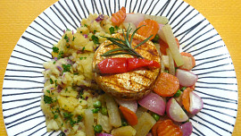 Camembert z horkovzdušné fritézy s dušenou zeleninou